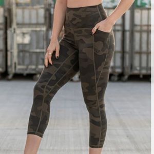 Shakti 7/8 Capris Camo